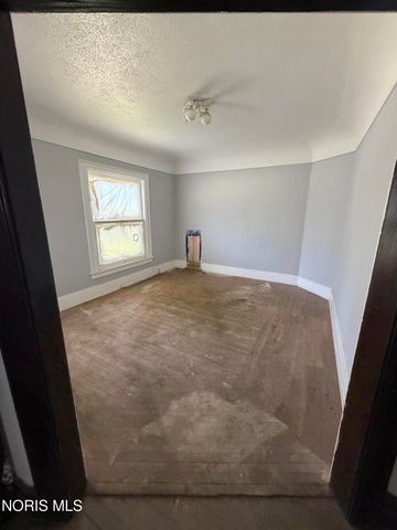 2471 Glenwood Avenue, Toledo, OH 43620