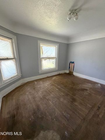 2471 Glenwood Avenue, Toledo, OH 43620