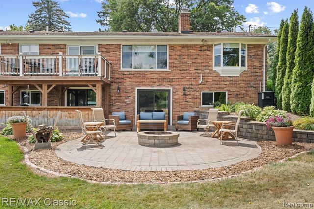 41700 W 11 Mile Road, Novi, MI 48375