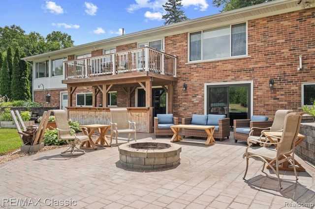 41700 W 11 Mile Road, Novi, MI 48375
