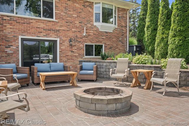 41700 W 11 Mile Road, Novi, MI 48375