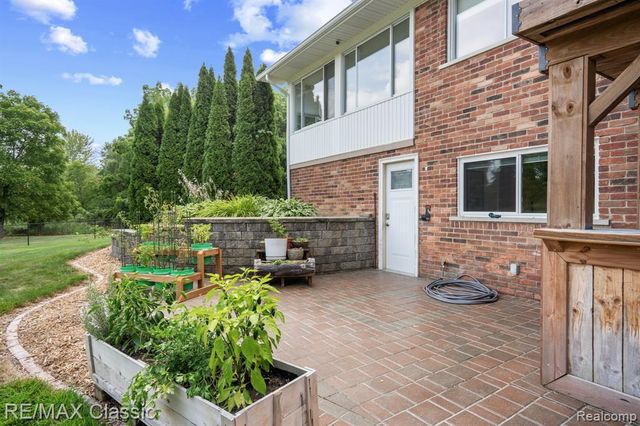 41700 W 11 Mile Road, Novi, MI 48375