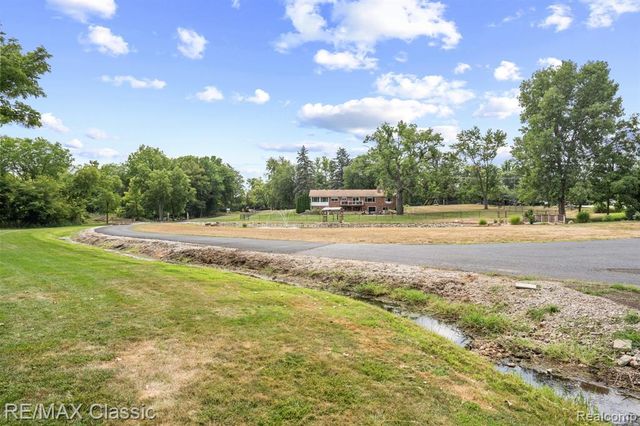41700 W 11 Mile Road, Novi, MI 48375