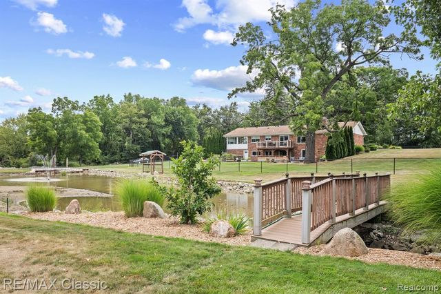 41700 W 11 Mile Road, Novi, MI 48375