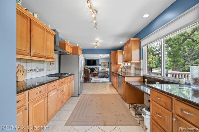 41700 W 11 Mile Road, Novi, MI 48375