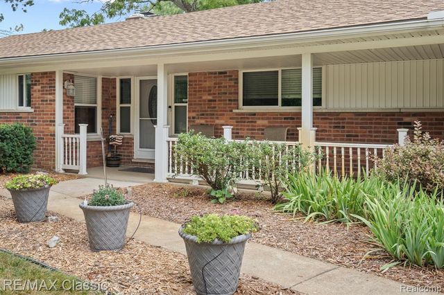 41700 W 11 Mile Road, Novi, MI 48375