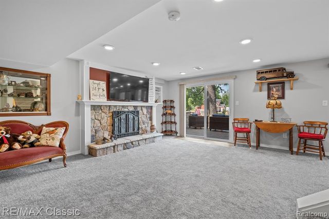 41700 W 11 Mile Road, Novi, MI 48375