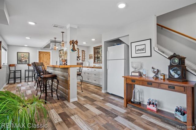 41700 W 11 Mile Road, Novi, MI 48375