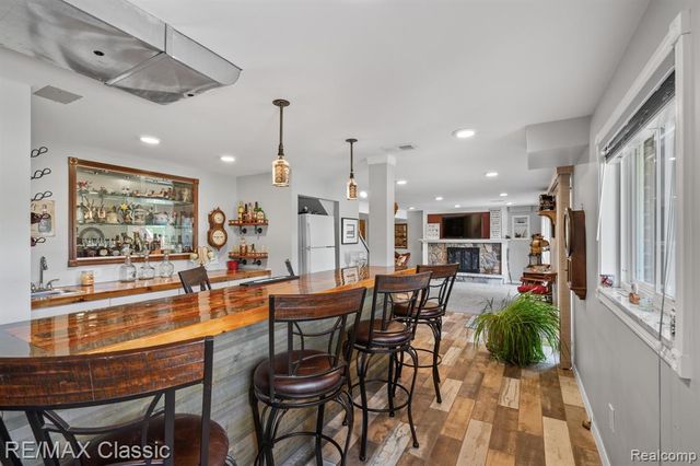 41700 W 11 Mile Road, Novi, MI 48375