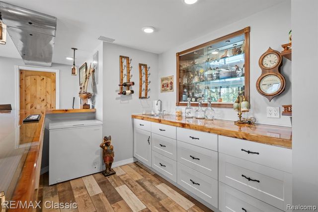 41700 W 11 Mile Road, Novi, MI 48375