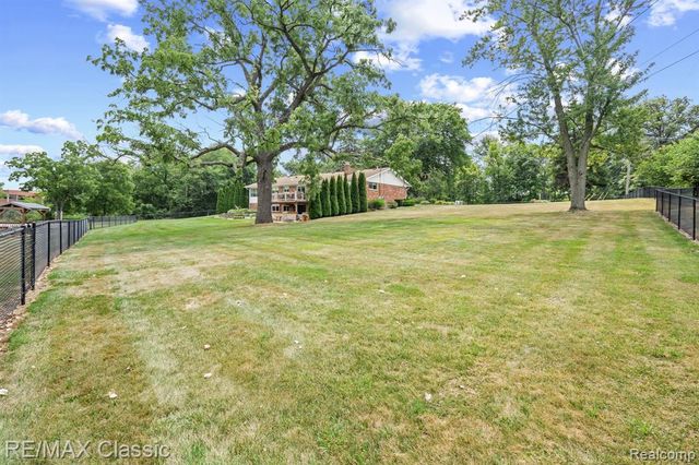 41700 W 11 Mile Road, Novi, MI 48375