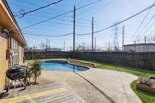 10110 El Chaco Street, Baytown, TX 77521