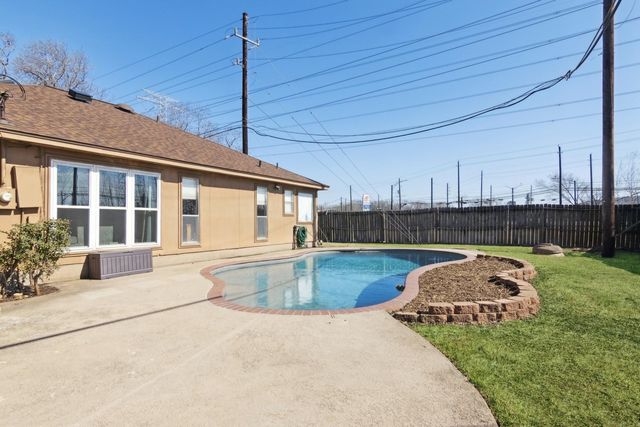 10110 El Chaco Street, Baytown, TX 77521