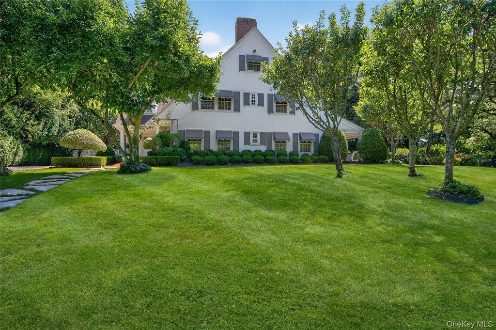 42 Clocktower Lane, Old Westbury, NY 11568