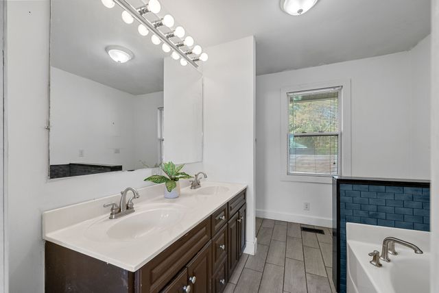 202 Parkway, W, Dickson, TN 37055