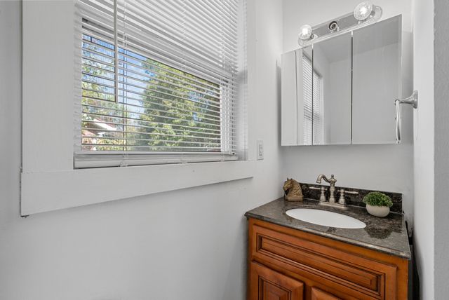 202 Parkway, W, Dickson, TN 37055