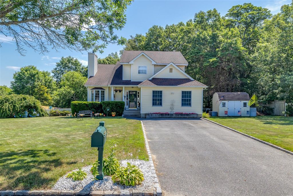 106 Williams Way S, Baiting Hollow, NY 11933