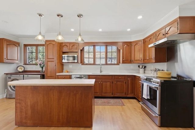 24 Spring Street, Shrewsbury, MA 01545