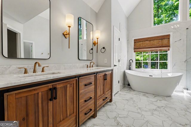 5702 Fallsbrook Lane NW, Acworth, GA 30101