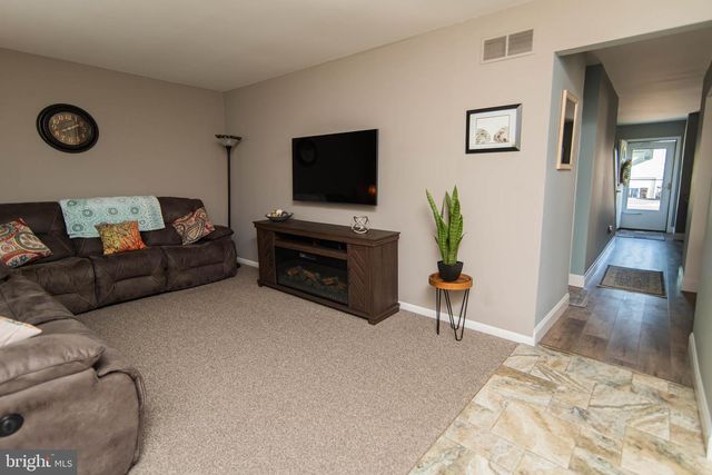 36 PEBBLE DR, Horsham, PA 19044