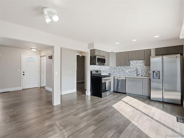 8568 Janis Street, Shelby Twp, MI 48317