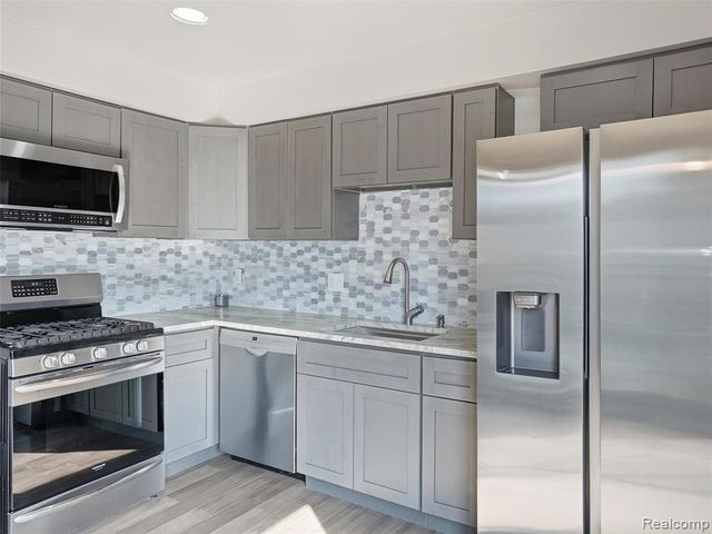 8568 Janis Street, Shelby Twp, MI 48317