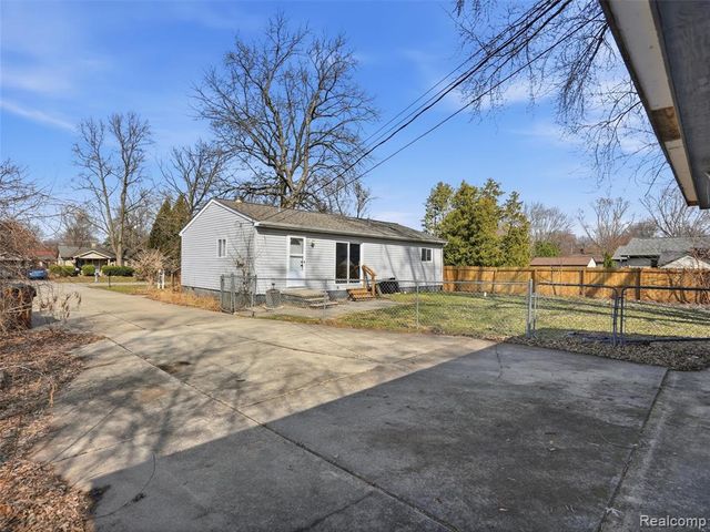 8568 Janis Street, Shelby Twp, MI 48317