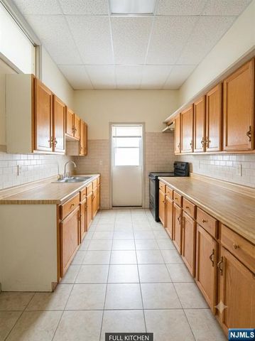 236-238 Stuyvesant 3, Lyndhurst, NJ 07071
