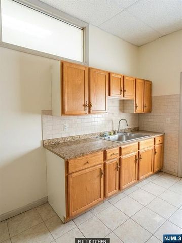 236-238 Stuyvesant 3, Lyndhurst, NJ 07071