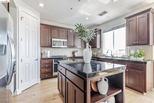 104 Seacliff Court, Richmond, CA 94801