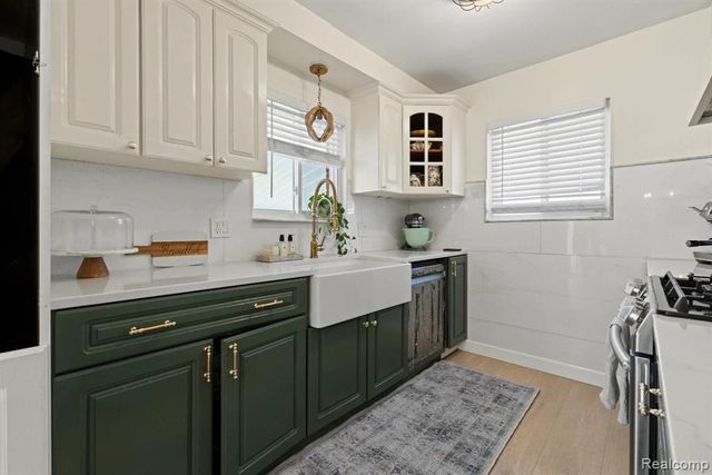6151 Coolidge Street, Dearborn Heights, MI 48127