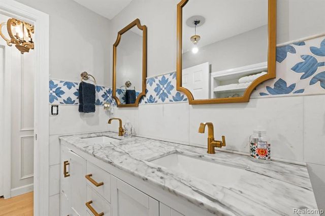 6151 Coolidge Street, Dearborn Heights, MI 48127