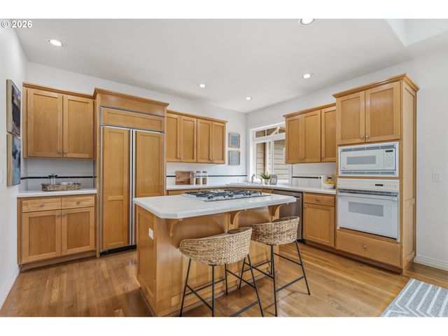 14 MORNINGVIEW Ln, Lake Oswego, OR 97035