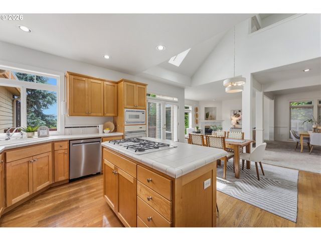 14 MORNINGVIEW Ln, Lake Oswego, OR 97035