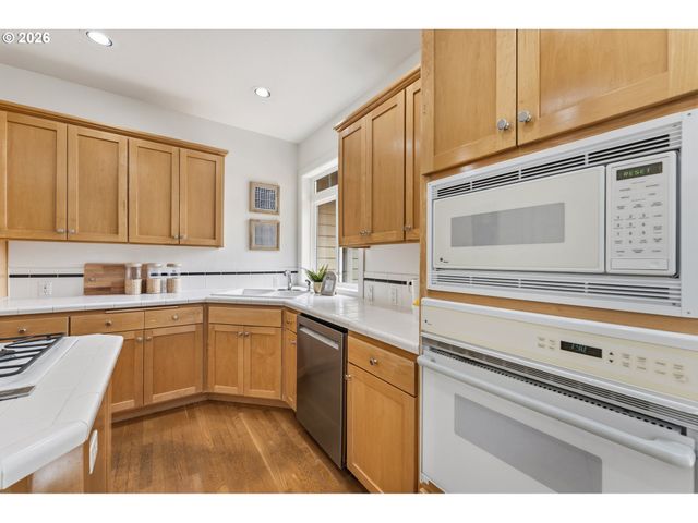 14 MORNINGVIEW Ln, Lake Oswego, OR 97035