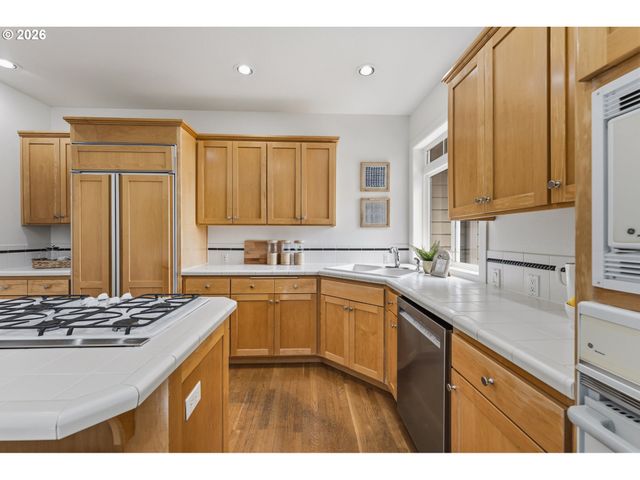 14 MORNINGVIEW Ln, Lake Oswego, OR 97035