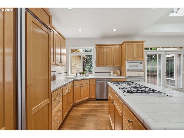 14 MORNINGVIEW Ln, Lake Oswego, OR 97035