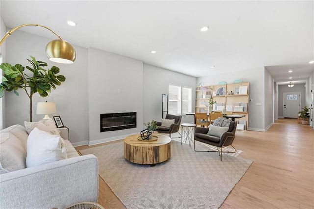 1216 SE Cronin Street, Lee's Summit, MO 64081