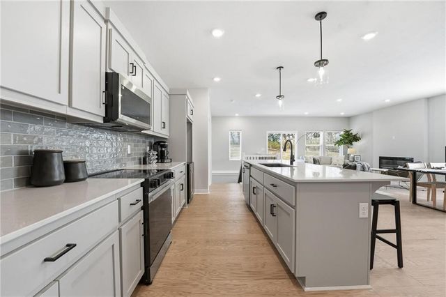 1216 SE Cronin Street, Lee's Summit, MO 64081