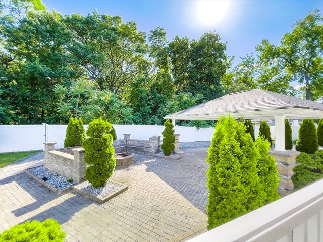 210 Naismith St, Springfield, MA 01104