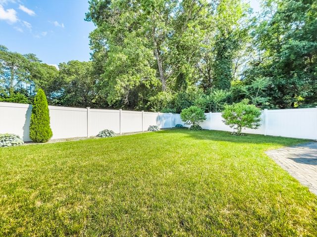 210 Naismith St, Springfield, MA 01104