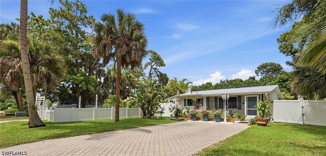 1447 Shadowlawn DR, Naples, FL 34104