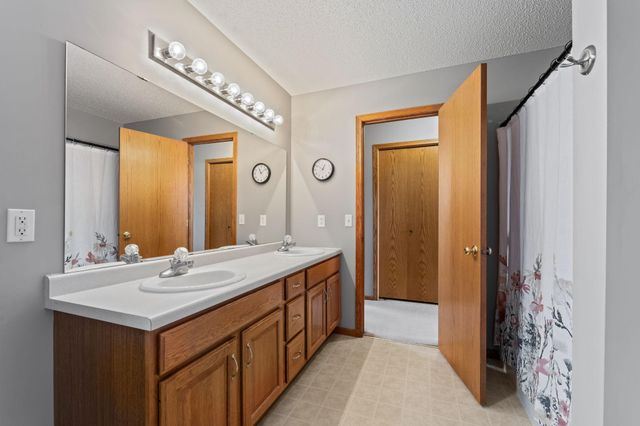 10431 64th Way NE, Albertville, MN 55301