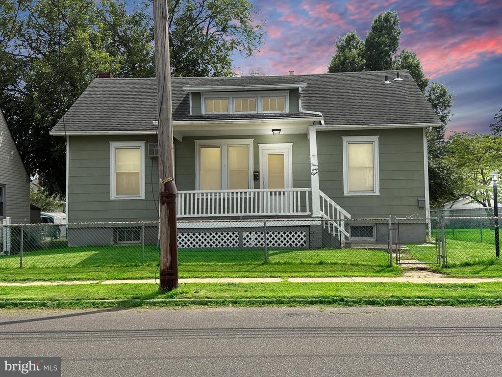 438 W 3RD ST, Florence, NJ 08518