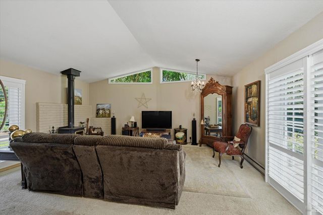 4320 Roblar Rd, Petaluma, CA 94952