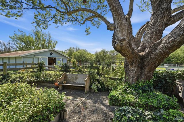 4320 Roblar Rd, Petaluma, CA 94952