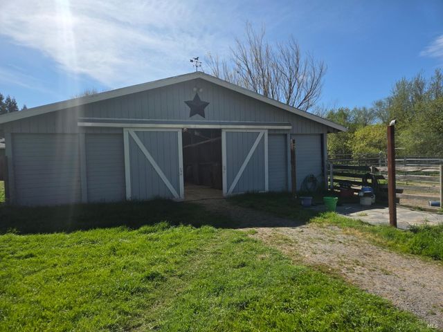 4320 Roblar Rd, Petaluma, CA 94952