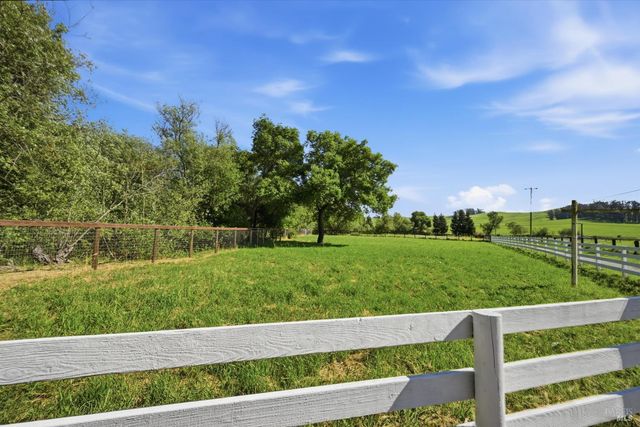 4320 Roblar Rd, Petaluma, CA 94952