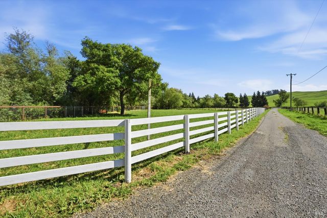 4320 Roblar Rd, Petaluma, CA 94952