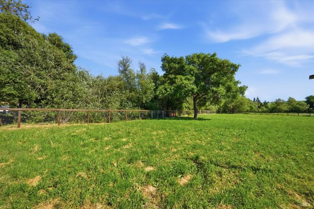 4320 Roblar Rd, Petaluma, CA 94952